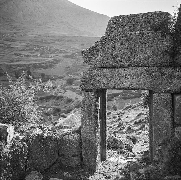 Robert McCabe: Mycenae 1954. To Katamesimero: photograph 1, printed by Idolo Lab, Athens