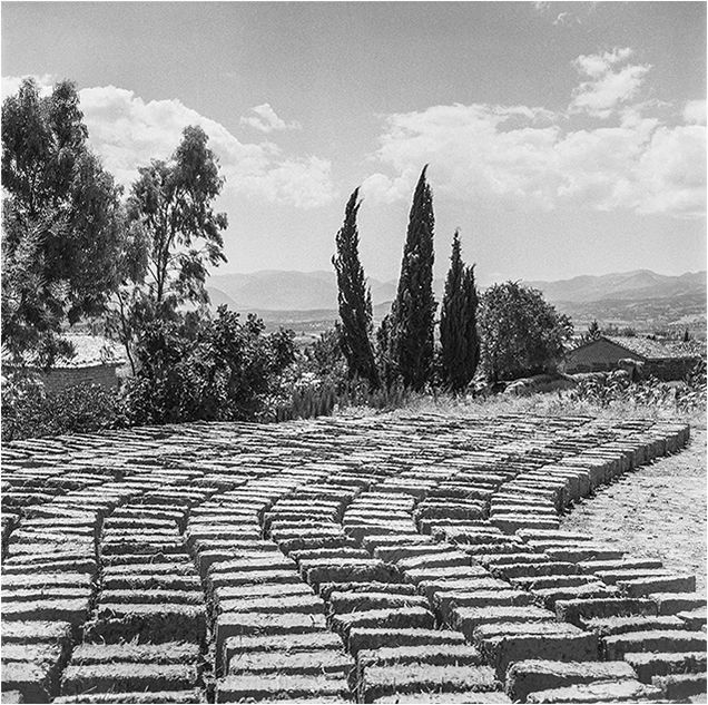 Robert McCabe: Mycenae 1954. To Katamesimero: photograph 4, printed by Idolo Lab, Athens