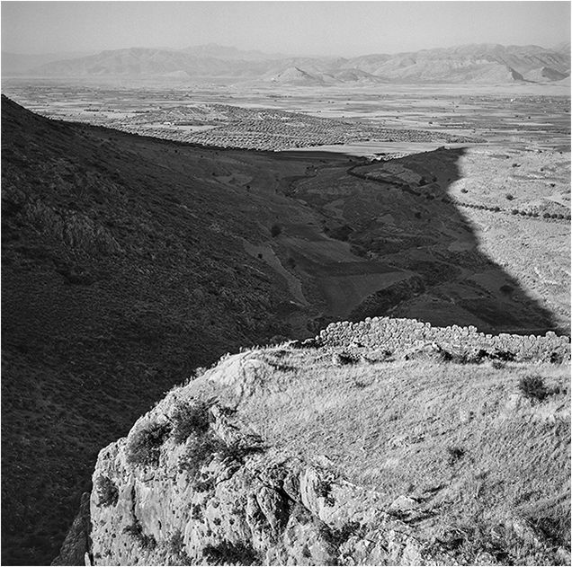 Robert McCabe: Mycenae 1954. To Katamesimero: photograph 5, printed by Idolo Lab, Athens