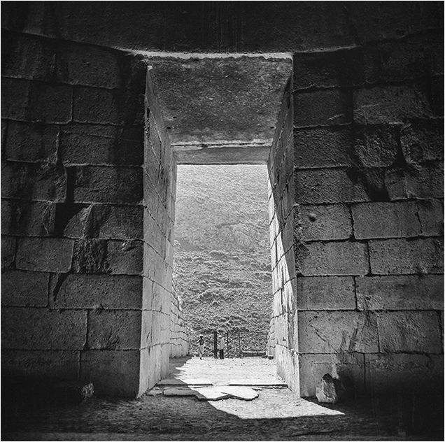Robert McCabe: Mycenae 1954. To Katamesimero: photograph 6, printed by Idolo Lab, Athens