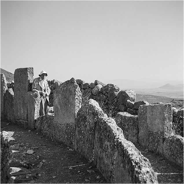 Robert McCabe: Mycenae 1954. To Katamesimero: photograph 7, printed by Idolo Lab, Athens
