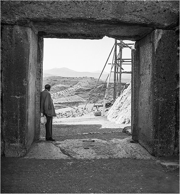 Robert McCabe: Mycenae 1954. To Katamesimero: photograph 9, printed by Idolo Lab, Athens