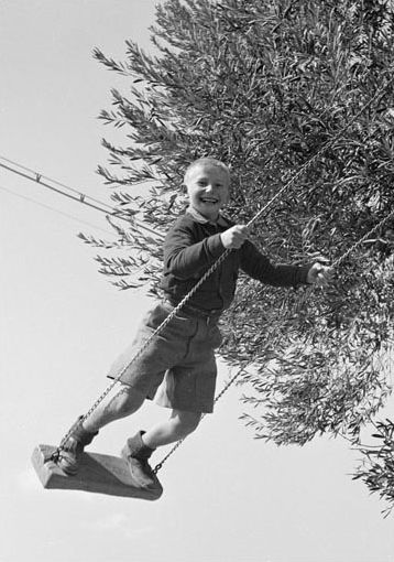 Dimitris Harissiadis: photograph 10, printed by Idolo Lab, Athens