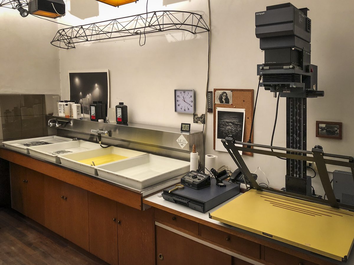 The Idolo Lab darkroom: enlarger and developing trays