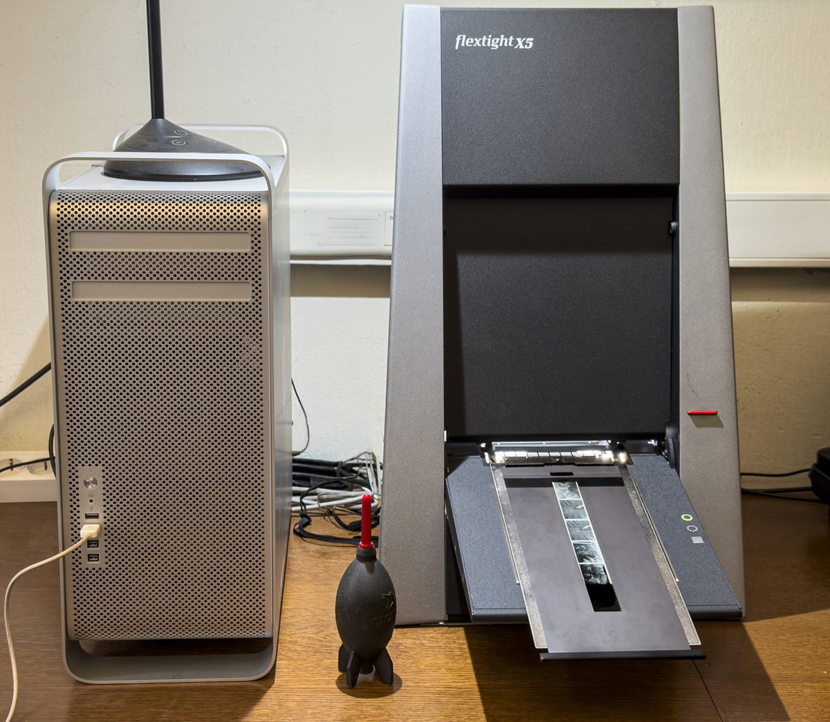 Scanner Hasselblad Flextight X5 με φιλμ στον οδηγό, δίπλα σε Mac Pro